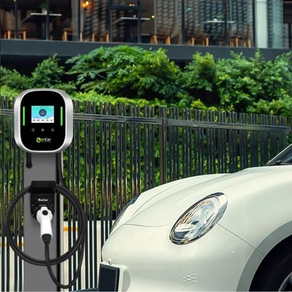 Zencar töltő kültéri parkolóban